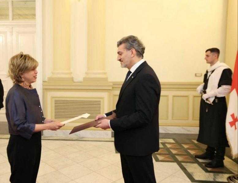 السفيرة أمل عفيفي تقدم أوراق اعتمادها إلى الرئيس الجورجي