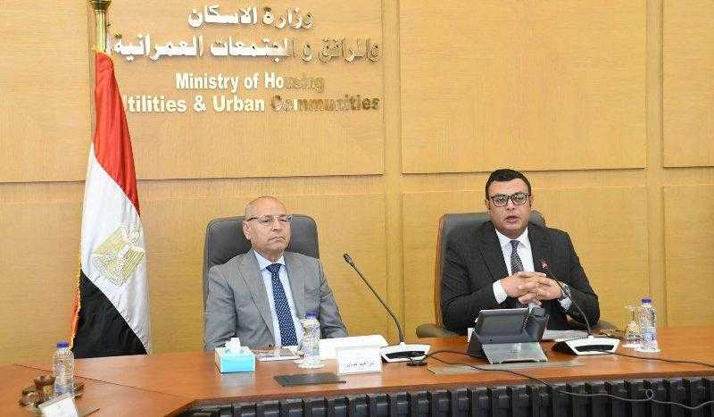 وزير الإسكان يستعرض مع محافظ القاهرة الموقف التنفيذي لعدد من المشروعات