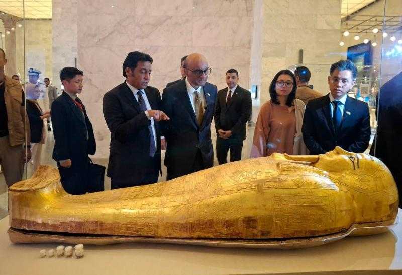 رئيس سنغافورة يزور المتحف القومي للحضارة المصرية
