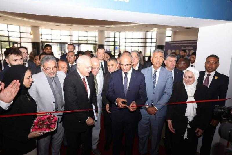 تحت رعاية وزارة الإسكان.. ”مياه القاهرة” تستعرض تطبيقات الذكاء الاصطناعي وخدماتها الرقمية أمام نائب وزير الإسكان