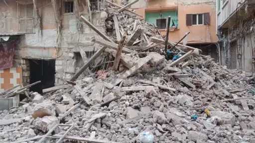 انهيار جزئي لعقار ”خالٍ من السكان” بحي غرب الإسكندرية وتحطم سيارة