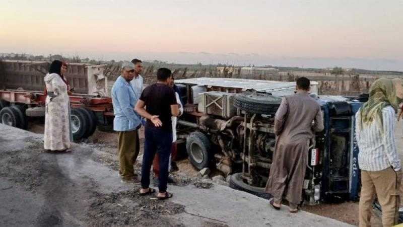 مصرع شخصين وإصابة 4 آخرين في تصادم لودر بسيارة نقل بالبحيرة