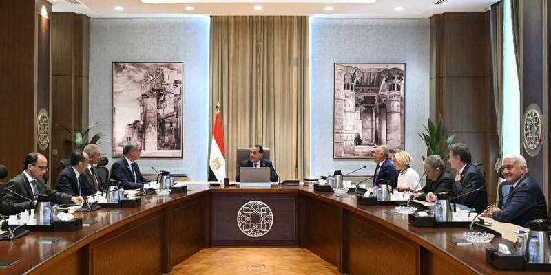 رئيس الوزراء يلتقي الرئيس التنفيذي لعمليات الموارد الطبيعية بشركة ”إيني” الإيطالية