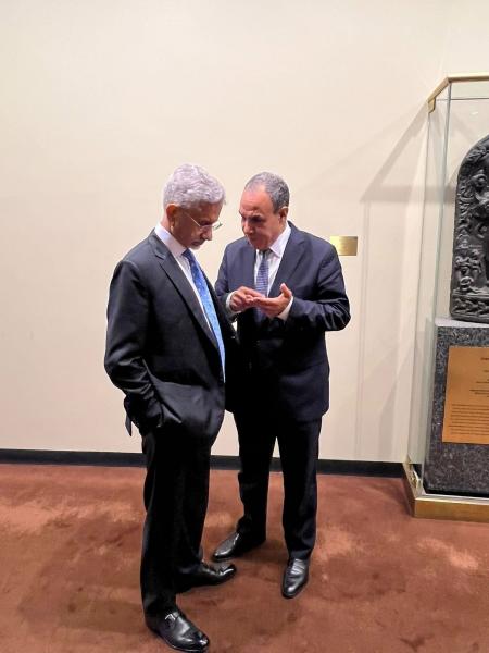 وزير الخارجية والهجرة يلتقي بنظيره الهندي