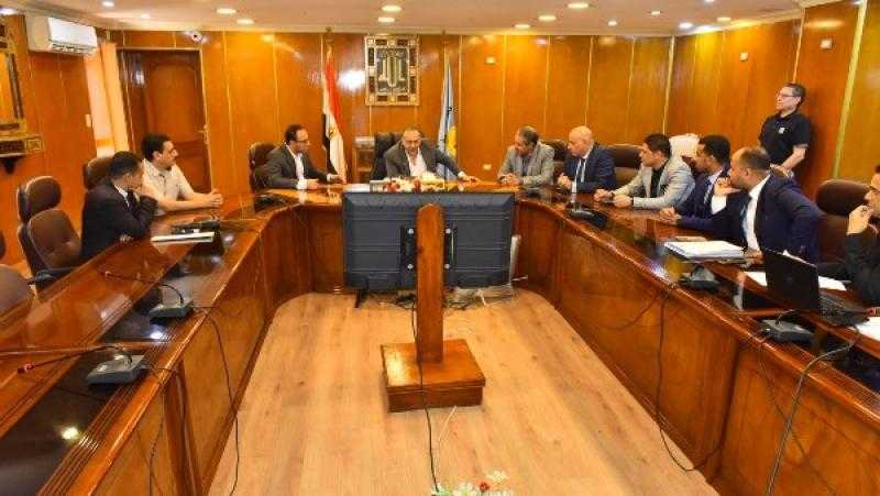 محافظ أسيوط يبحث مع شباب المبادرات تطوير جودة الخبز وتنفيذ مشروعات تدريبية