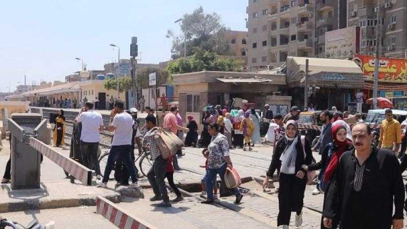 السكة الحديد تحذر من سلوكيات خطرة تهدد سلامة الركاب.. صور