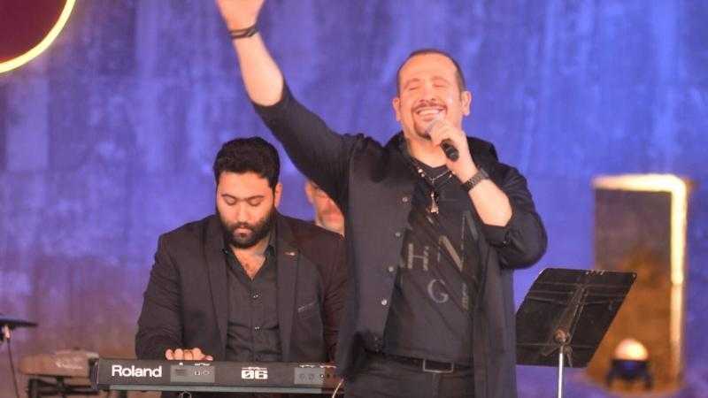 يضم 10 أغاني.. هشام عباس يكشف موعد طرح ألبومه الجديد