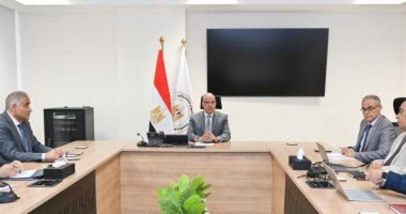 وزير الرى يناقش مقترح مشروع إعادة تأهيل نظم الرى فى وادى النقرة