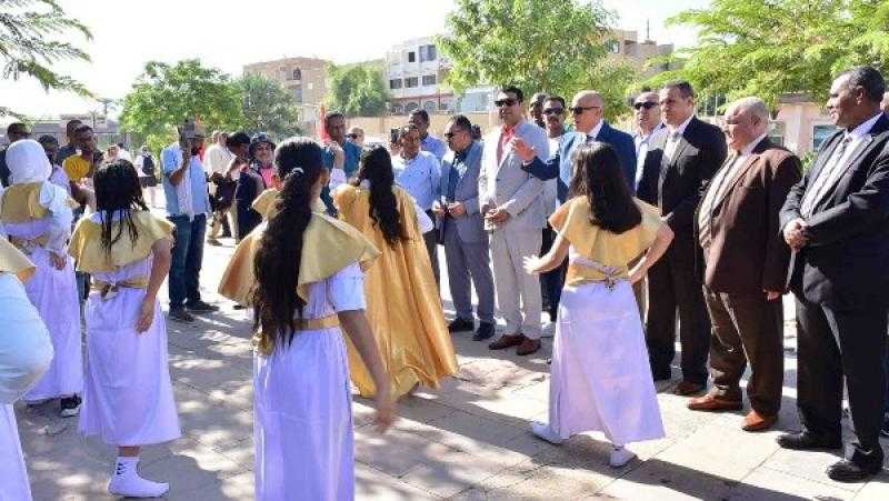 كرنفال عالمي يضيء معبد الكرنك احتفالاً بيوم السياحة .. شاهد