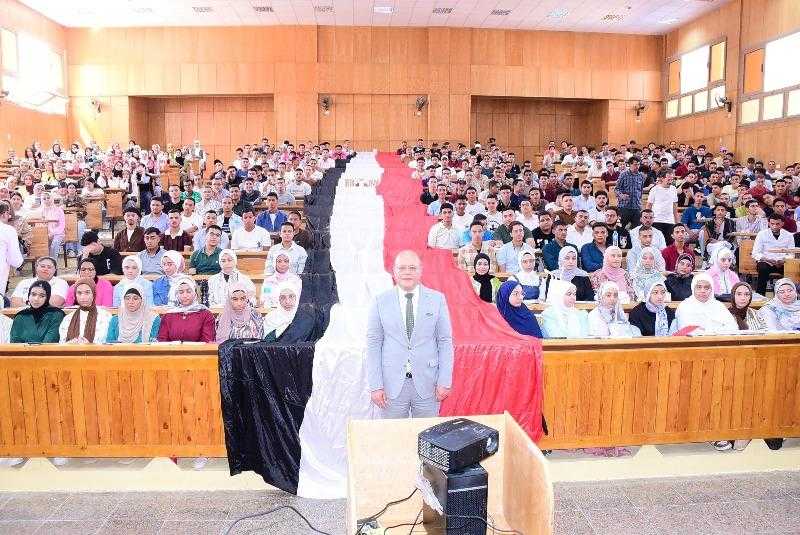 رئيس جامعة سوهاج الأهلية يعقد لقاء بطلاب كلية الطب مع أول يوم دراسي