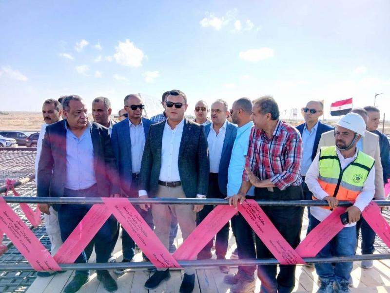 وزير الإسكان يتفقد مشروع إنشاء محطة لتحلية مياه البحر بمدينة العلمين الجديدة