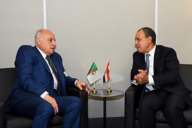وزير الخارجية يلتقي وزير خارجية الجزائر على هامش أعمال الجمعية العامة للأمم المتحدة