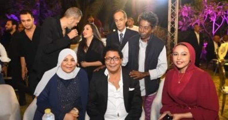 الكينج محمد منير يشهد على عقد قران ابنة شقيقته وسط لفيف من الفنانين.. صور