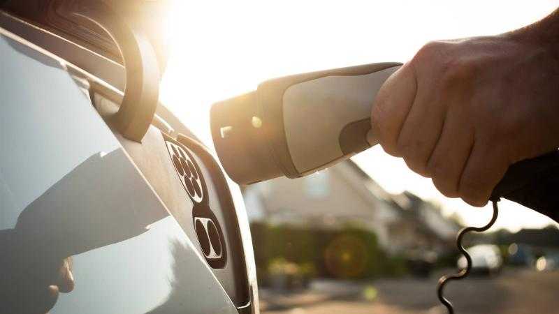 خبير: تكلفة السفر بالسيارة الكهرباء نصف تكلفة البنزين.. وفارق اقتصادي لصالح المستهلك