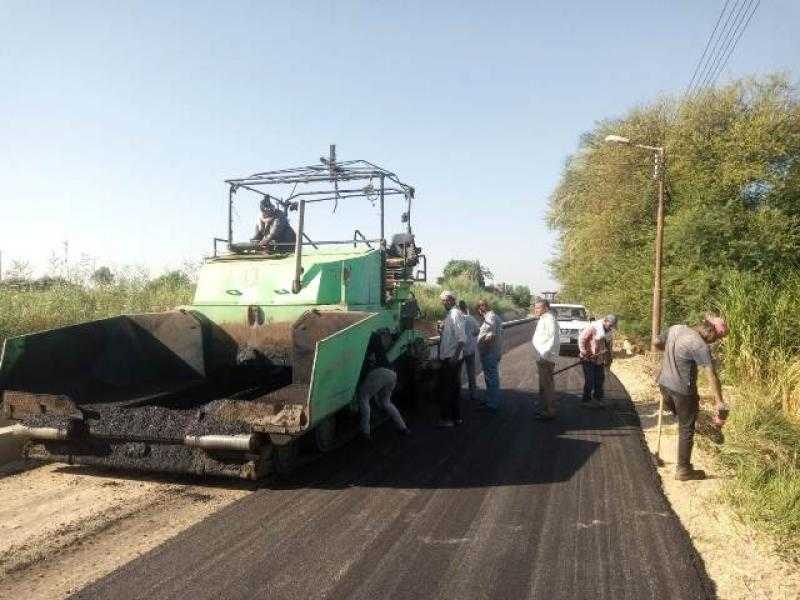 رصف طريق مدافن العشي بالأقصر استجابة لمطالب الأهالي