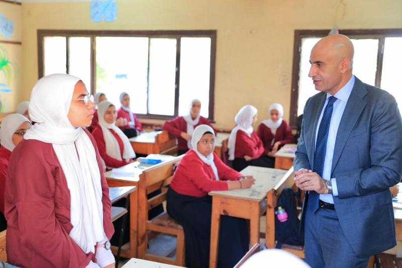 وزير التعليم يجري جولة مفاجئة بمدارس الغربية