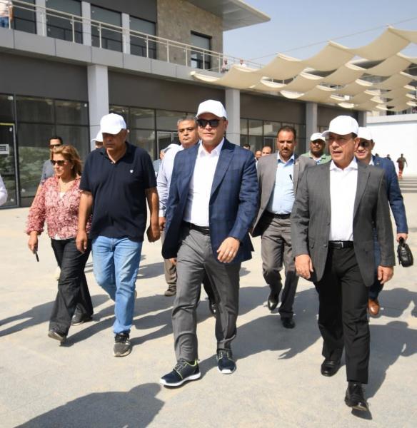 وزير الإسكان يعقد اجتماعًا مع الشركات المنفذة بحدائق تلال الفسطاط..ويتفقد مواقع العمل