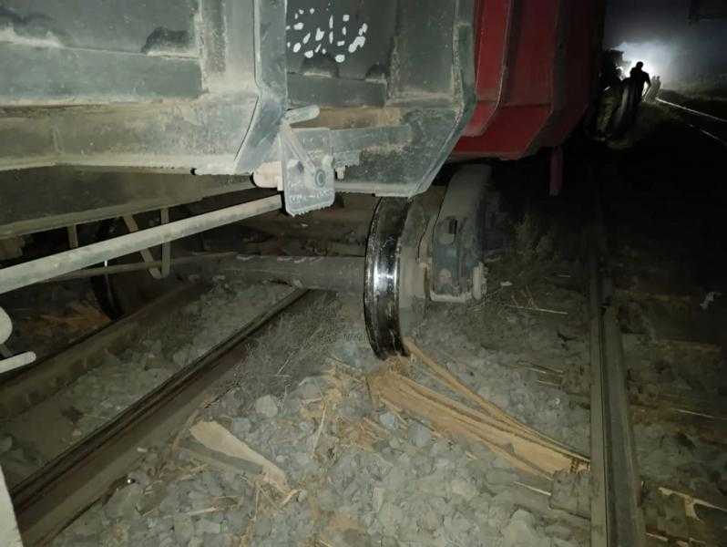 تيسير حركة القطارات بالتبادل بعد خروج قطار بضائع عن القضبان ببني سويف