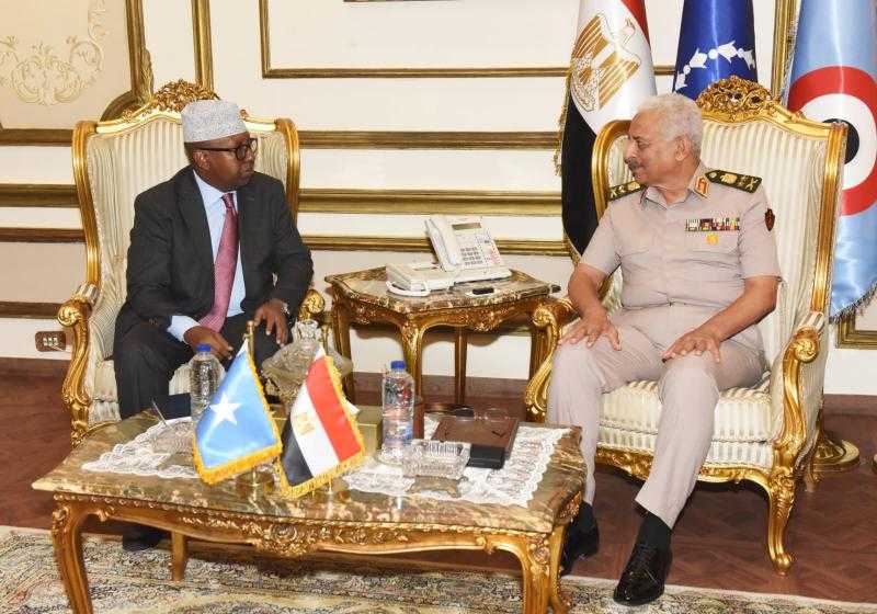 الفريق أول عبد المجيد صقر يلتقي وزير الدفاع الصومالي