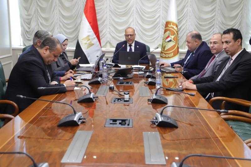 وزير العمل يشهد تسليم 700 عقد عمل معظمهم لـ”ذوي همم” في 26 محافظة