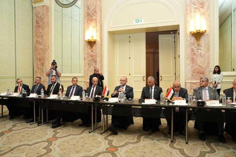 رئيس الرقابة المالية يستعرض مع رؤساء التحرير تطوير القطاع المالي غير المصرفي