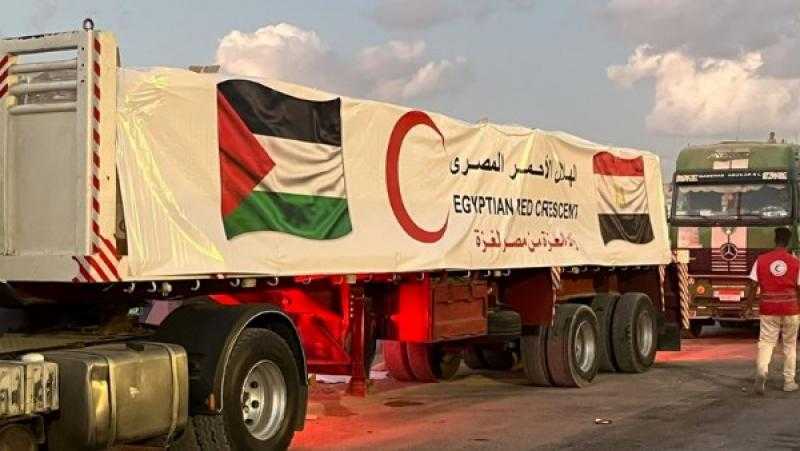 قافلة ”زاد العزة” الـ 44 تحمل 160 ألف سلة غذائية وأطنانًا من السولار للفلسطينيين