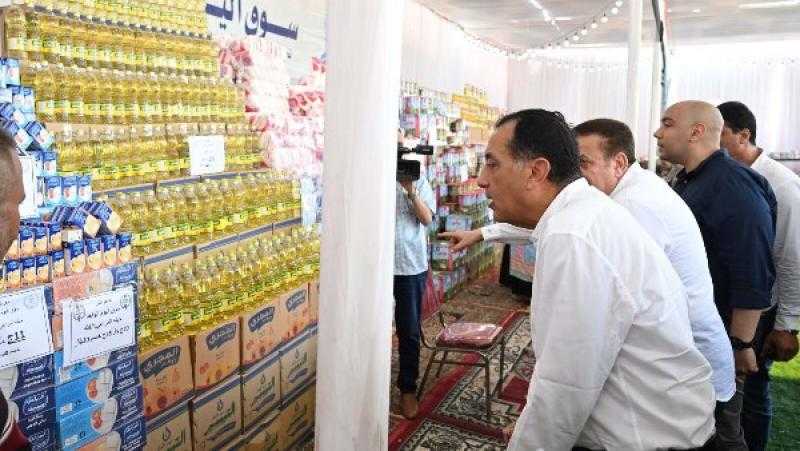 رئيس الوزراء يتفقد سوق اليوم الواحد للسلع الغذائية بأشمون