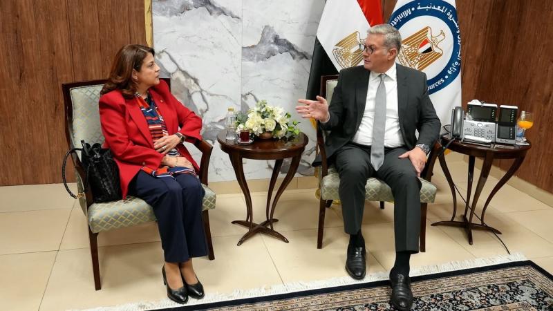 • وزير البترول يبحث استثمارات شل العالمية في البحث وإنتاج الغاز في مصر