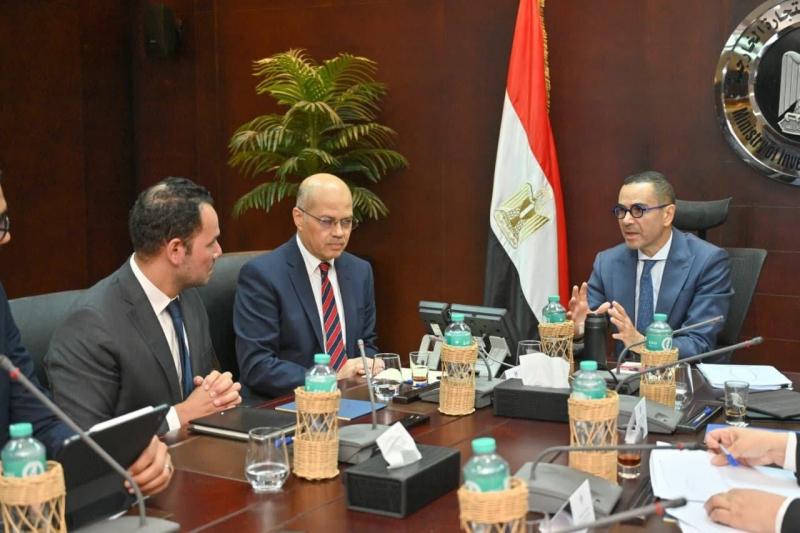 وزير الاستثمار يعقد اجتماعًا موسعًا لاستعراض سبل تعزيز موقع مصر على مؤشر التعقيد الاقتصادي ورفع القدرة التنافسية للصادرات المصرية