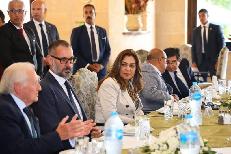وزيرة التنمية المحلية تشارك في مأدبة غداء على شرف رئيس شبكة الآغا خان للتنمية بحضور وزير الإسكان ومحافظي القاهرة وأسوان