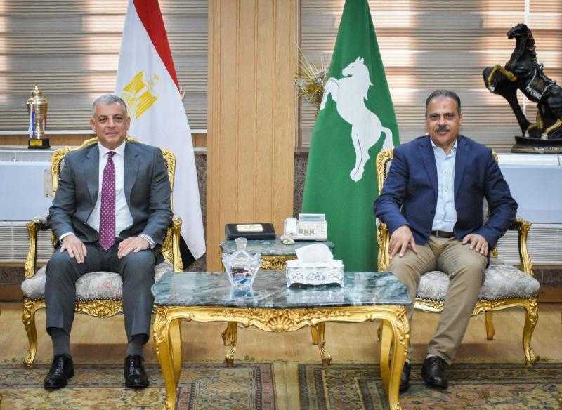 محافظا الشرقية والإسماعيلية يناقشان سبل التعاون المشترك