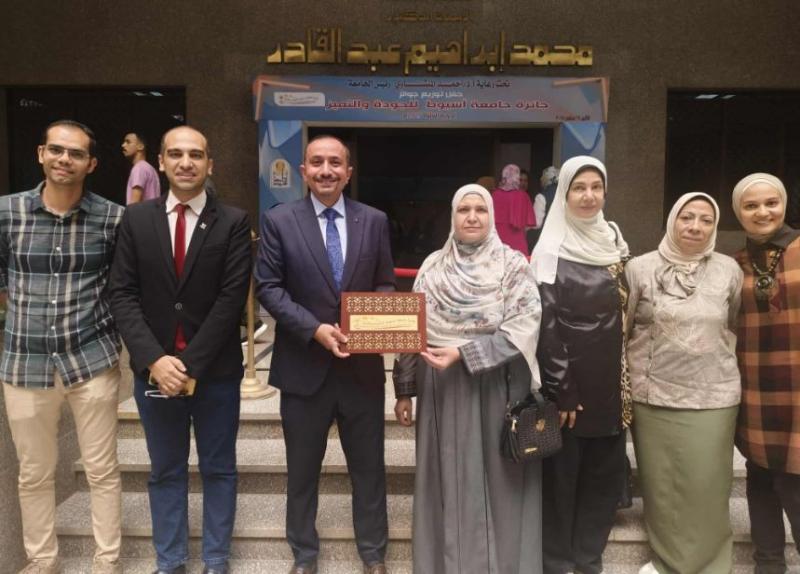 مكافحة العدوى بمستشفيات جامعة أسيوط تحصد المركز الأول في جائزة الجودة والتميز