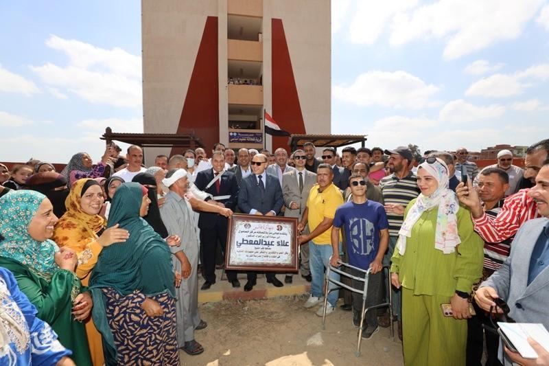 أهالي عزبة شحاتة يرحبون بمحافظ كفرالشيخ في افتتاح مدرسة جديدة