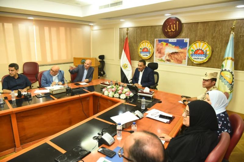 لجنة برئاسة محافظ مطروح تبحث وضع خطط للتكيف مع المتغيرات المناخية