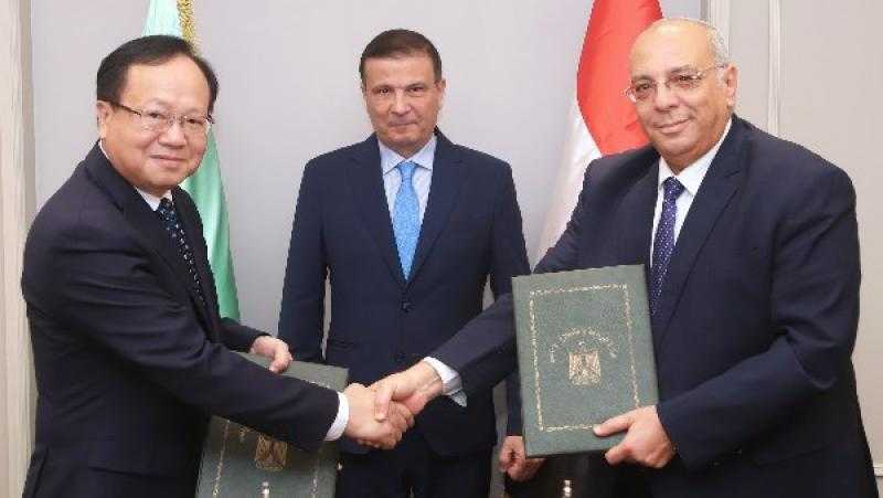 وزير الزراعة يشهد توقيع بروتوكول تعاون بين بحوث الصحراء والأكاديمية الصينية للعلوم