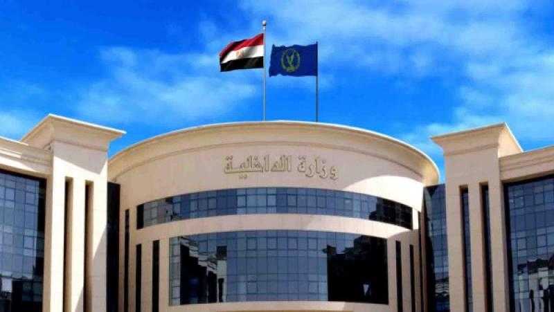 التحقيق مع شاب خلع ملابسه أمام سيدة بالهرم