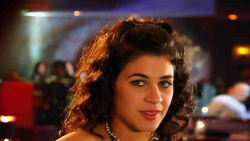 علاقة شرعية وانتوا مالكم.. الفنانة منى هلا عن زواجها المدني