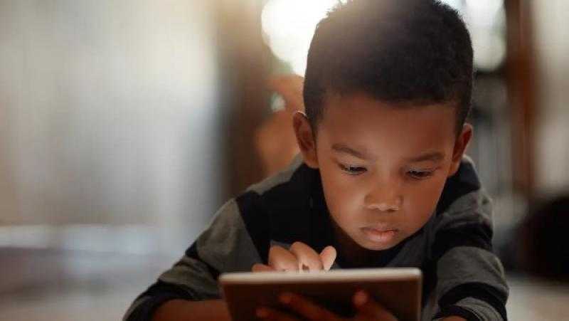 أستاذ علم اجتماع: الأطفال هم الفئة الأكثر عرضة لمخاطر السوشيال ميديا