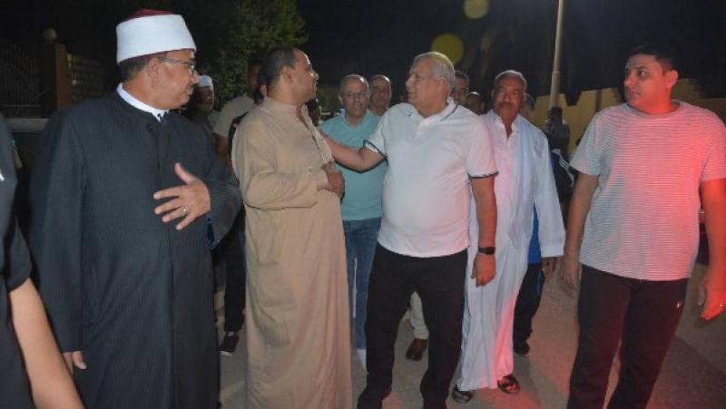 محافظ الوادي الجديد يودّع أولياء أمور أوائل الشهادات والمعلمين الفائزين برحلات العمرة