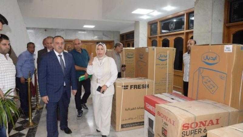 محافظ أسيوط يوزع أجهزة كهربائية وأثاثًا للأسر الأولى بالرعاية بمنطقة المصلى