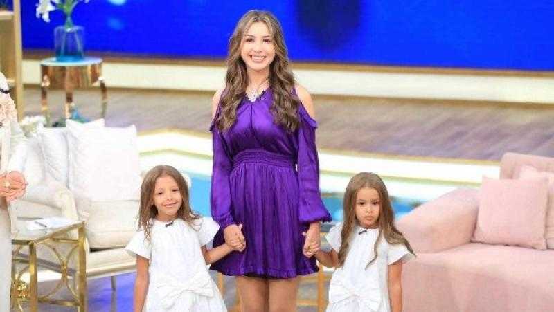 جنات تشعل ”معكم منى الشاذلي” بأجواء عائلية دافئة وتغني مع ابنتيها لأول مرة