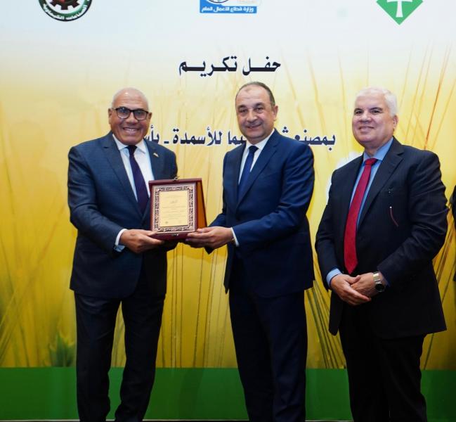 وزير قطاع الأعمال يشهد تكريم عدد من الشركات المصرية المشاركة في أعمال صيانة بشركة ”كيما”