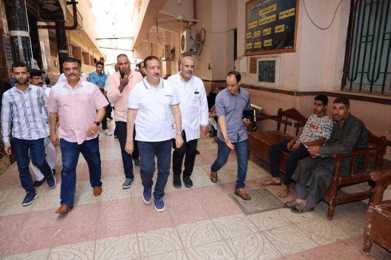 محافظ المنوفية يتفقد مستشفى حميات ميت خلف ويصرف مكافآت للتمريض ومواد غذائية لعمال النظافة