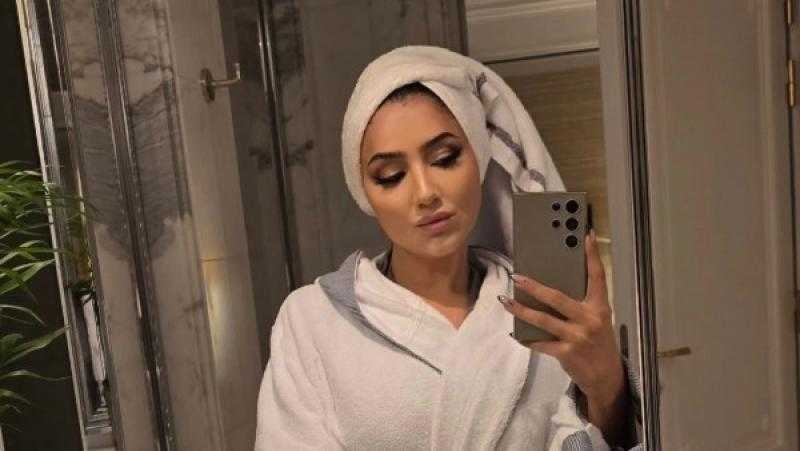 بالروب.. مي عمر تثير الجدل بصورة جديدة