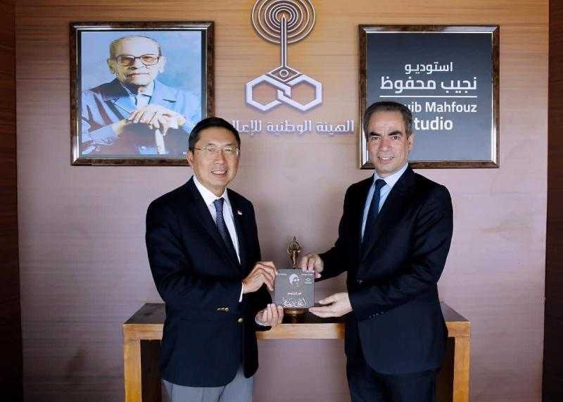 سفير سنغافورة يزور استديو نجيب محفوظ بماسبيرو ويشيد بدور الرئيس السيسي في التنمية والسلام