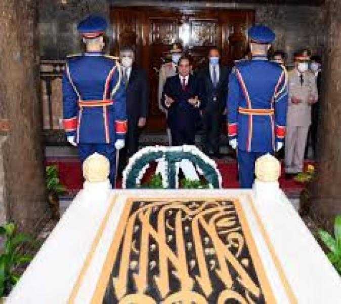 الرئيس السيسي يضع إكليلاً من الزهور على ضريح الرئيس الراحل جمال عبد الناصر