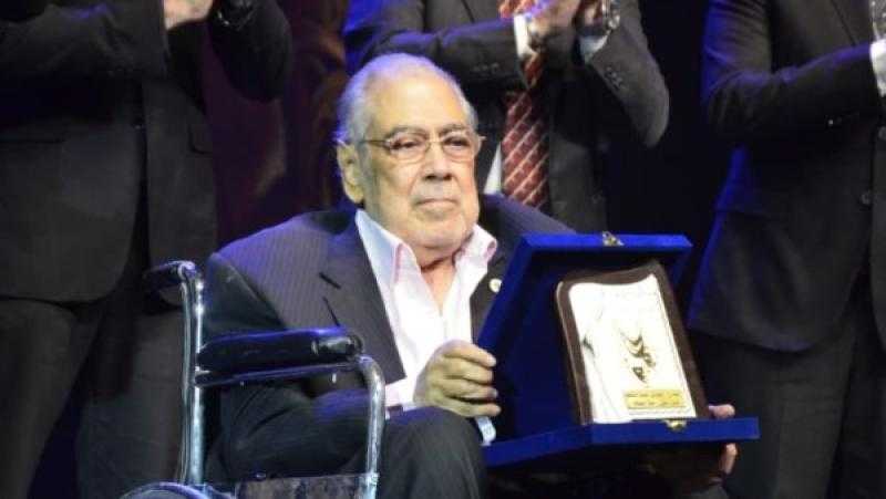 على كرسي متحرك.. صبري عبدالمنعم باكيًا: شكرًا إنكم كرمتوني قبل ما أروح