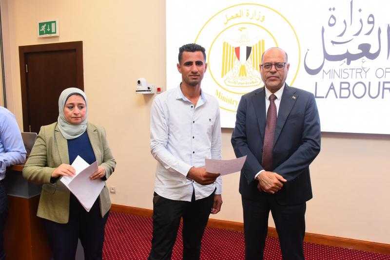 وزير العمل يُسلم عقود عمل للمتقدمين على فرص عمل في مجال الزراعة بالأردن