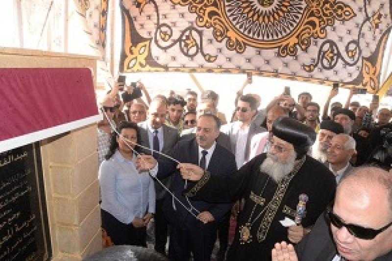 محافظ أسيوط والبابا تواضروس يضعان حجر الأساس لمدرستي المحبة الدولية والمحبة للغات