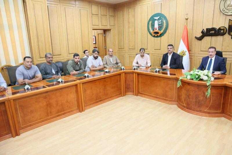 محافظ المنوفية يلتقي أهالي دلهمو ويوجه بدعم المتضررين من ارتفاع منسوب النيل